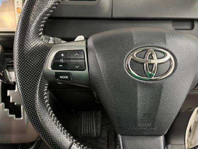 ヴォクシーＺＳキラメキⅡ　本州仕入　禁煙車　ＷＡＫＯＳバリアスコーティング済　社外１５インチＡＷ＋夏タイヤ　社外１５ＡＷ＋スタッドレスタイヤ付　両側パワースライドドア　純正ナビ（ワンセグ地デジ）＋バックカメラ　エンジンスターター　ＰＵＳＨスタート　スマートキー　パドルシフト　ＨＩＤヘッドライト　タイミングチェーン 4WD 2000 5Dr