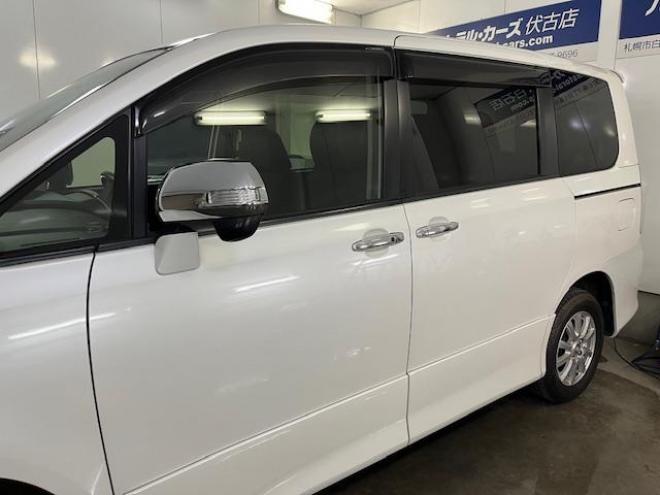 ヴォクシーＺＳキラメキⅡ　本州仕入　禁煙車　ＷＡＫＯＳバリアスコーティング済　社外１５インチＡＷ＋夏タイヤ　社外１５ＡＷ＋スタッドレスタイヤ付　両側パワースライドドア　純正ナビ（ワンセグ地デジ）＋バックカメラ　エンジンスターター　ＰＵＳＨスタート　スマートキー　パドルシフト　ＨＩＤヘッドライト　タイミングチェーン 4WD 2000 5Dr