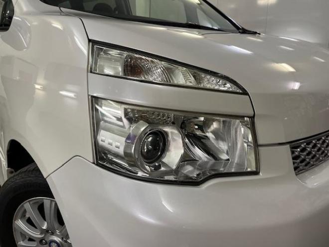 ヴォクシーＺＳキラメキⅡ　本州仕入　禁煙車　ＷＡＫＯＳバリアスコーティング済　社外１５インチＡＷ＋夏タイヤ　社外１５ＡＷ＋スタッドレスタイヤ付　両側パワースライドドア　純正ナビ（ワンセグ地デジ）＋バックカメラ　エンジンスターター　ＰＵＳＨスタート　スマートキー　パドルシフト　ＨＩＤヘッドライト　タイミングチェーン 4WD 2000 5Dr
