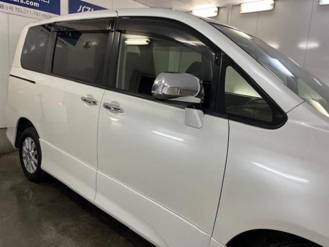 ヴォクシーＺＳキラメキⅡ　本州仕入　禁煙車　ＷＡＫＯＳバリアスコーティング済　社外１５インチＡＷ＋夏タイヤ　社外１５ＡＷ＋スタッドレスタイヤ付　両側パワースライドドア　純正ナビ（ワンセグ地デジ）＋バックカメラ　エンジンスターター　ＰＵＳＨスタート　スマートキー　パドルシフト　ＨＩＤヘッドライト　タイミングチェーン 4WD 2000 5Dr