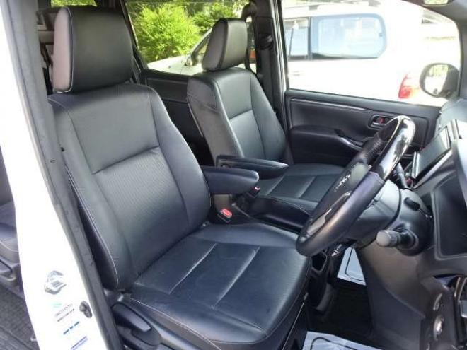 エスクァイア2.0 Gi 4WD　本州車　保証1年/走行距離無制限　4WD　モデリスタ　両側パワースライドドア　衝突軽減ブレーキ　LKA　純正ナビ 地デジ　バックカメラ　Bluetooth接続　本革シート　LEDヘッドライト　クルコン　7人乗り 2000