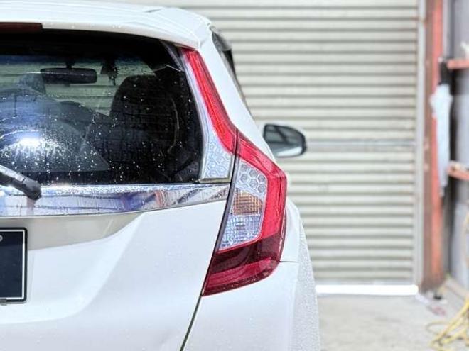 フィット1.5 ハイブリッド Fパッケージ 4WD　下廻防錆スマキーBカメ夏冬タイヤ 1500