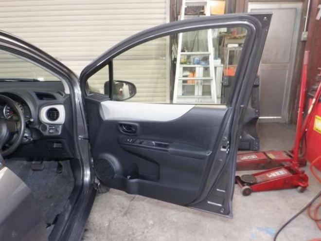 ヴィッツ1.3 F 4WD　4WD　寒冷地仕様　ナビ　TV　フルセグTV　B/T　バックカメラ　ETC　ワイパーデアイサー　キーレスキー 1300