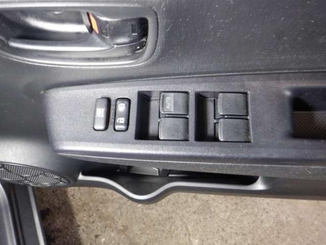 ヴィッツ1.3 F 4WD　4WD　寒冷地仕様　ナビ　TV　フルセグTV　B/T　バックカメラ　ETC　ワイパーデアイサー　キーレスキー 1300