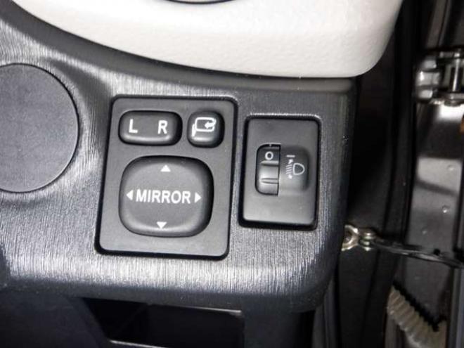 ヴィッツ1.3 F 4WD　4WD　寒冷地仕様　ナビ　TV　フルセグTV　B/T　バックカメラ　ETC　ワイパーデアイサー　キーレスキー 1300