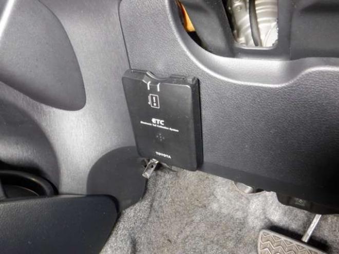 ヴィッツ1.3 F 4WD　4WD　寒冷地仕様　ナビ　TV　フルセグTV　B/T　バックカメラ　ETC　ワイパーデアイサー　キーレスキー 1300