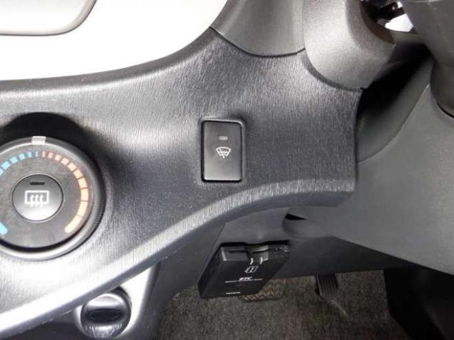 ヴィッツ1.3 F 4WD　4WD　寒冷地仕様　ナビ　TV　フルセグTV　B/T　バックカメラ　ETC　ワイパーデアイサー　キーレスキー 1300