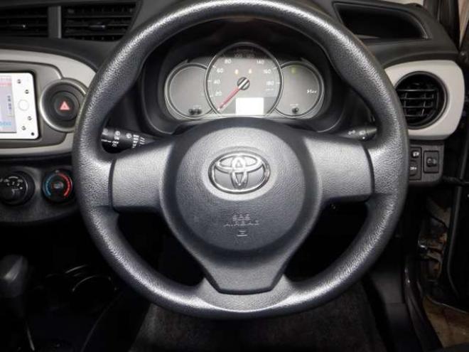 ヴィッツ1.3 F 4WD　4WD　寒冷地仕様　ナビ　TV　フルセグTV　B/T　バックカメラ　ETC　ワイパーデアイサー　キーレスキー 1300