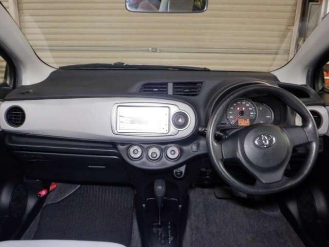 ヴィッツ1.3 F 4WD　4WD　寒冷地仕様　ナビ　TV　フルセグTV　B/T　バックカメラ　ETC　ワイパーデアイサー　キーレスキー 1300