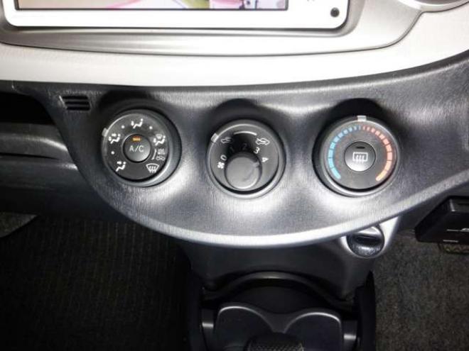 ヴィッツ1.3 F 4WD　4WD　寒冷地仕様　ナビ　TV　フルセグTV　B/T　バックカメラ　ETC　ワイパーデアイサー　キーレスキー 1300