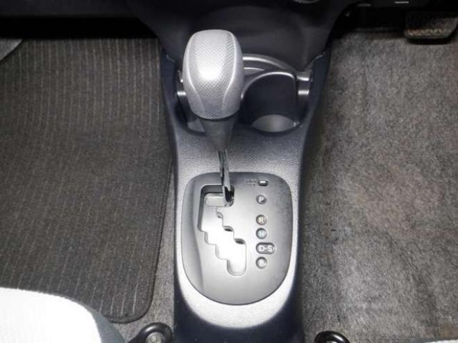 ヴィッツ1.3 F 4WD　4WD　寒冷地仕様　ナビ　TV　フルセグTV　B/T　バックカメラ　ETC　ワイパーデアイサー　キーレスキー 1300