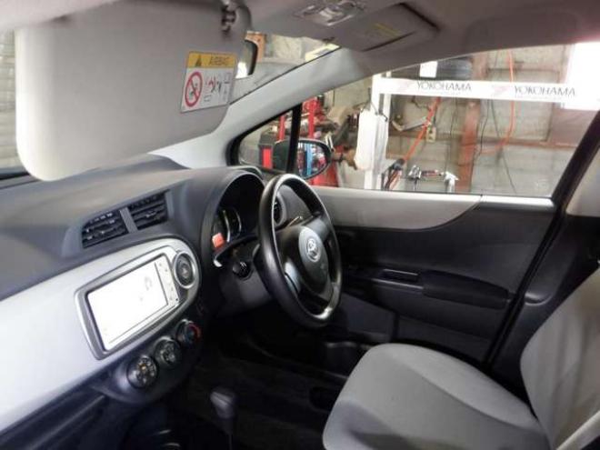 ヴィッツ1.3 F 4WD　4WD　寒冷地仕様　ナビ　TV　フルセグTV　B/T　バックカメラ　ETC　ワイパーデアイサー　キーレスキー 1300