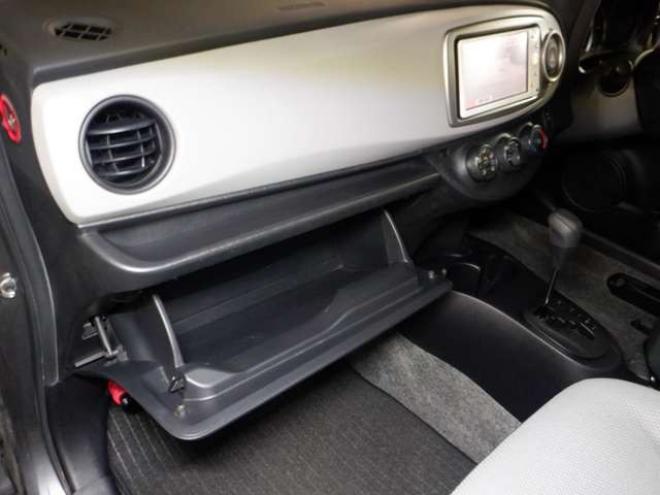 ヴィッツ1.3 F 4WD　4WD　寒冷地仕様　ナビ　TV　フルセグTV　B/T　バックカメラ　ETC　ワイパーデアイサー　キーレスキー 1300