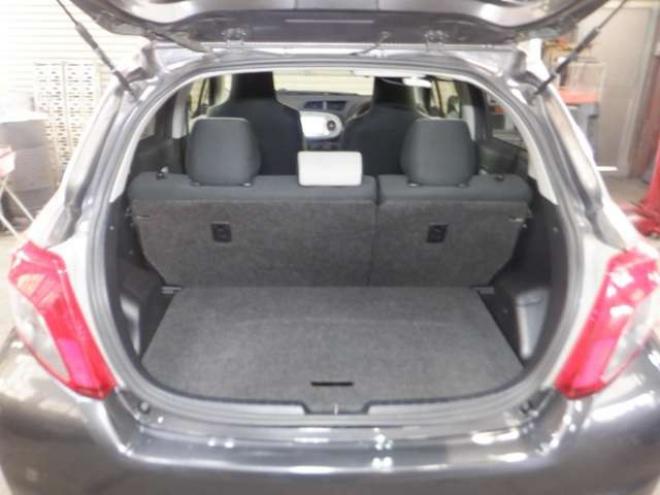 ヴィッツ1.3 F 4WD　4WD　寒冷地仕様　ナビ　TV　フルセグTV　B/T　バックカメラ　ETC　ワイパーデアイサー　キーレスキー 1300