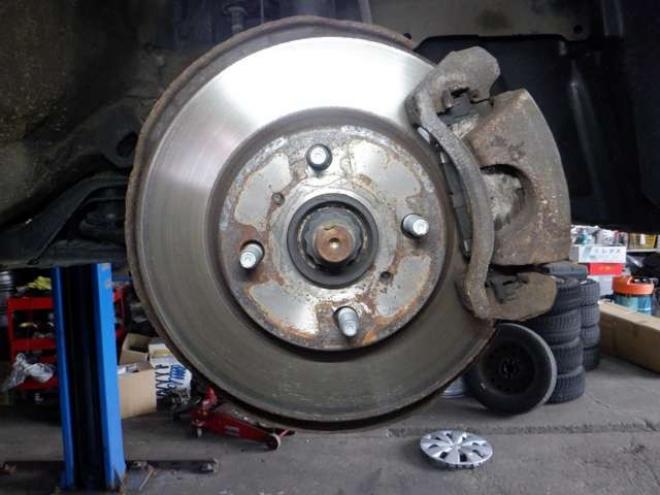 ヴィッツ1.3 F 4WD　4WD　寒冷地仕様　ナビ　TV　フルセグTV　B/T　バックカメラ　ETC　ワイパーデアイサー　キーレスキー 1300