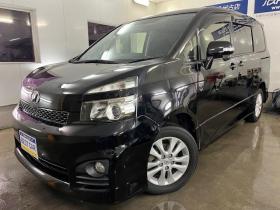 ヴォクシー　ＺＳ　禁煙車　ＷＡＫＯＳバリアスコーティング済　純正１６インチＡＷ　純正１６ＡＷ＋スタッドレスタイヤ付　両側パワースライドドア　カロッツェリアナビ（フルセグ地デジ　ＤＶＤ再生　Ｂｌｕｅｔｏｏｔｈ　ミュージックサーバー）＋バックカメラ　アルパイン製リアフリップダウンモニター　ＰＵＳＨスタート　スマートキー　パドルシフト　ＨＩＤヘッドライト　タイミングチェーン　ＥＴＣ 4WD 2000 5Dr