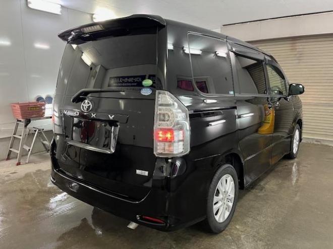 ヴォクシーＺＳ　禁煙車　ＷＡＫＯＳバリアスコーティング済　純正１６インチＡＷ　純正１６ＡＷ＋スタッドレスタイヤ付　両側パワースライドドア　カロッツェリアナビ（フルセグ地デジ　ＤＶＤ再生　Ｂｌｕｅｔｏｏｔｈ　ミュージックサーバー）＋バックカメラ　アルパイン製リアフリップダウンモニター　ＰＵＳＨスタート　スマートキー　パドルシフト　ＨＩＤヘッドライト　タイミングチェーン　ＥＴＣ 4WD 2000 5Dr