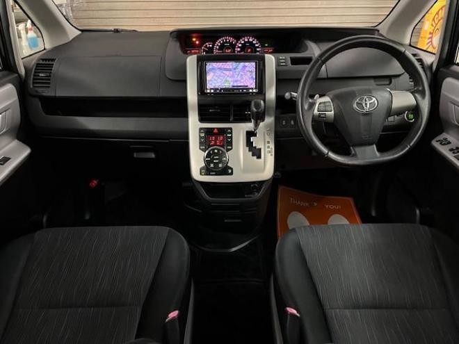 ヴォクシーＺＳ　禁煙車　ＷＡＫＯＳバリアスコーティング済　純正１６インチＡＷ　純正１６ＡＷ＋スタッドレスタイヤ付　両側パワースライドドア　カロッツェリアナビ（フルセグ地デジ　ＤＶＤ再生　Ｂｌｕｅｔｏｏｔｈ　ミュージックサーバー）＋バックカメラ　アルパイン製リアフリップダウンモニター　ＰＵＳＨスタート　スマートキー　パドルシフト　ＨＩＤヘッドライト　タイミングチェーン　ＥＴＣ 4WD 2000 5Dr