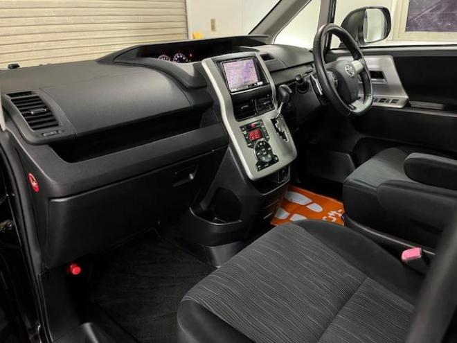 ヴォクシーＺＳ　禁煙車　ＷＡＫＯＳバリアスコーティング済　純正１６インチＡＷ　純正１６ＡＷ＋スタッドレスタイヤ付　両側パワースライドドア　カロッツェリアナビ（フルセグ地デジ　ＤＶＤ再生　Ｂｌｕｅｔｏｏｔｈ　ミュージックサーバー）＋バックカメラ　アルパイン製リアフリップダウンモニター　ＰＵＳＨスタート　スマートキー　パドルシフト　ＨＩＤヘッドライト　タイミングチェーン　ＥＴＣ 4WD 2000 5Dr
