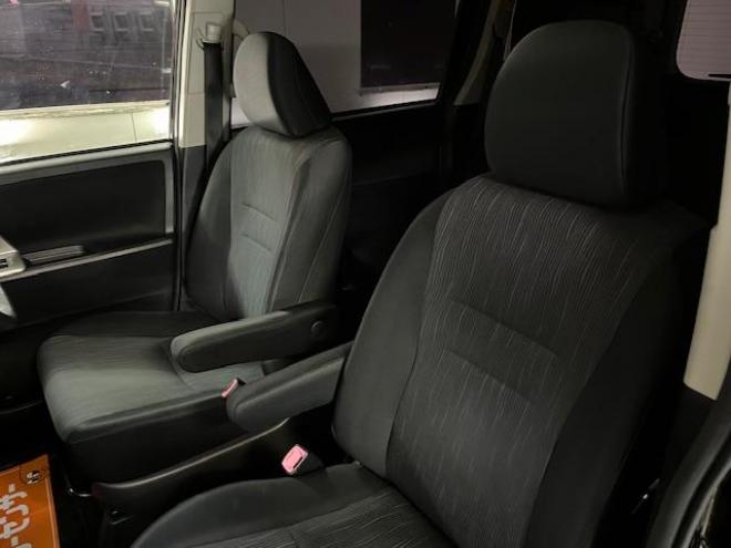 ヴォクシーＺＳ　禁煙車　ＷＡＫＯＳバリアスコーティング済　純正１６インチＡＷ　純正１６ＡＷ＋スタッドレスタイヤ付　両側パワースライドドア　カロッツェリアナビ（フルセグ地デジ　ＤＶＤ再生　Ｂｌｕｅｔｏｏｔｈ　ミュージックサーバー）＋バックカメラ　アルパイン製リアフリップダウンモニター　ＰＵＳＨスタート　スマートキー　パドルシフト　ＨＩＤヘッドライト　タイミングチェーン　ＥＴＣ 4WD 2000 5Dr