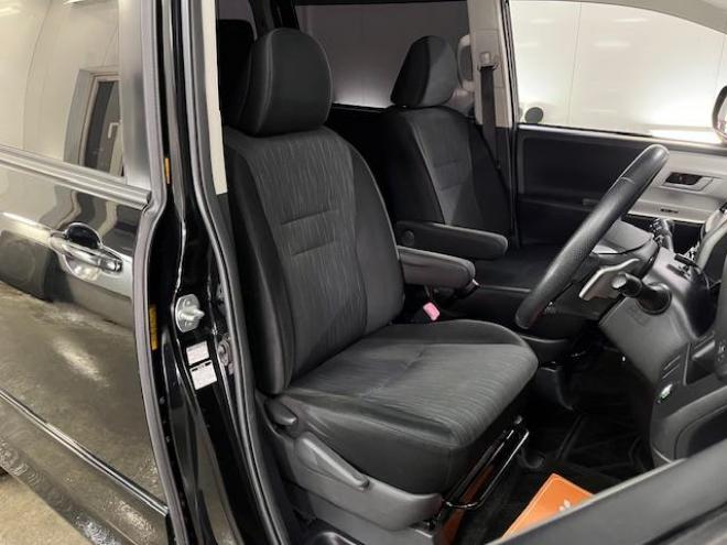ヴォクシーＺＳ　禁煙車　ＷＡＫＯＳバリアスコーティング済　純正１６インチＡＷ　純正１６ＡＷ＋スタッドレスタイヤ付　両側パワースライドドア　カロッツェリアナビ（フルセグ地デジ　ＤＶＤ再生　Ｂｌｕｅｔｏｏｔｈ　ミュージックサーバー）＋バックカメラ　アルパイン製リアフリップダウンモニター　ＰＵＳＨスタート　スマートキー　パドルシフト　ＨＩＤヘッドライト　タイミングチェーン　ＥＴＣ 4WD 2000 5Dr