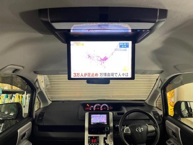 ヴォクシーＺＳ　禁煙車　ＷＡＫＯＳバリアスコーティング済　純正１６インチＡＷ　純正１６ＡＷ＋スタッドレスタイヤ付　両側パワースライドドア　カロッツェリアナビ（フルセグ地デジ　ＤＶＤ再生　Ｂｌｕｅｔｏｏｔｈ　ミュージックサーバー）＋バックカメラ　アルパイン製リアフリップダウンモニター　ＰＵＳＨスタート　スマートキー　パドルシフト　ＨＩＤヘッドライト　タイミングチェーン　ＥＴＣ 4WD 2000 5Dr