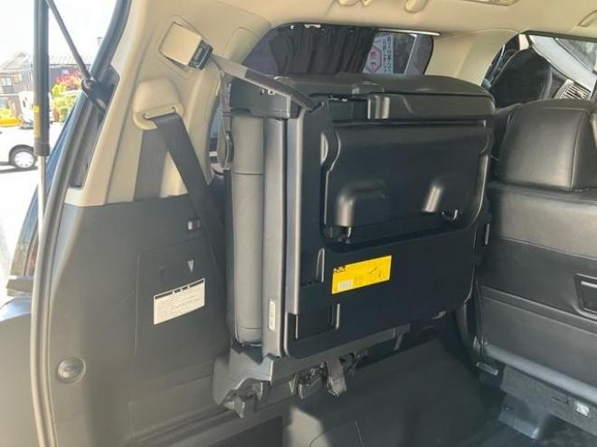 アルファード２４０Ｓ　Ｃパッケージ　４ＷＤ　両側スライドドア　ＥＴＣ　ナビ　電動バックドア　始動防眩ミラーオットマン　社外アルミ　キャプテンシート 4WD 2400 5Dr