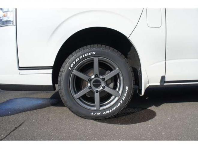 ハイエース2.7 GL ロング ミドルルーフ 4WD　リフトアップ仕様　415SAFARIフロントスポイラー　415COBRAバッドラッカーSD6　17インチAW　TOYOオープンカントリーA/T　215/60R17　後席リクライニング加工済　純正エンジンスターター　社外大型フリップダウン 2700