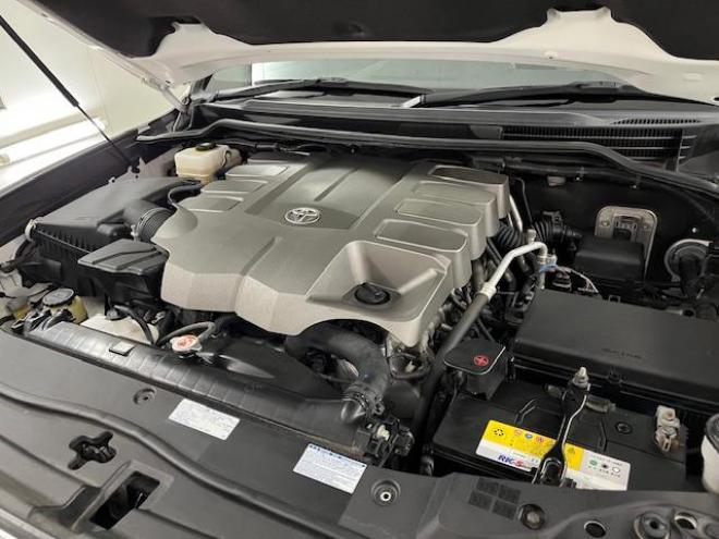 ランドクルーザー２００系後期型　ＺＸ　本州仕入　寒冷地仕様　禁煙車　トヨタセーフティセンス　純正２０インチＡＷ　純正１８ＡＷ＋スタッドレスタイヤ付　モデリスタスポイラー　電動サンルーフ　純正ブラウンレザーシート　純正ナビ（ワンセグ地デジ　Ｂｌｕｅｔｏｏｔｈ対応）＋バックカメラ　ブラインドスポット　車線逸脱警報　クルーズコントロール　ハイトコントロール　シートヒーター＆クーラー　ステアリングヒーター　両席パワーシート　ＥＴＣ 4WD 4600 5Dr