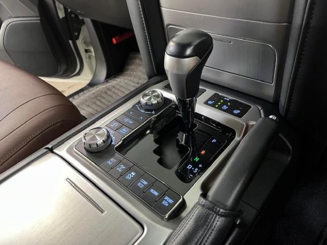 ランドクルーザー２００系後期型　ＺＸ　本州仕入　寒冷地仕様　禁煙車　トヨタセーフティセンス　純正２０インチＡＷ　純正１８ＡＷ＋スタッドレスタイヤ付　モデリスタスポイラー　電動サンルーフ　純正ブラウンレザーシート　純正ナビ（ワンセグ地デジ　Ｂｌｕｅｔｏｏｔｈ対応）＋バックカメラ　ブラインドスポット　車線逸脱警報　クルーズコントロール　ハイトコントロール　シートヒーター＆クーラー　ステアリングヒーター　両席パワーシート　ＥＴＣ 4WD 4600 5Dr