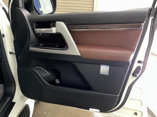 ランドクルーザー２００系後期型　ＺＸ　本州仕入　寒冷地仕様　禁煙車　トヨタセーフティセンス　純正２０インチＡＷ　純正１８ＡＷ＋スタッドレスタイヤ付　モデリスタスポイラー　電動サンルーフ　純正ブラウンレザーシート　純正ナビ（ワンセグ地デジ　Ｂｌｕｅｔｏｏｔｈ対応）＋バックカメラ　ブラインドスポット　車線逸脱警報　クルーズコントロール　ハイトコントロール　シートヒーター＆クーラー　ステアリングヒーター　両席パワーシート　ＥＴＣ 4WD 4600 5Dr