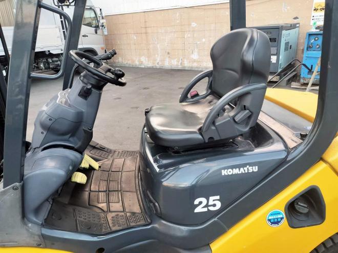 フォークリフトコマツ　中古　FD25T-17　ディーゼル