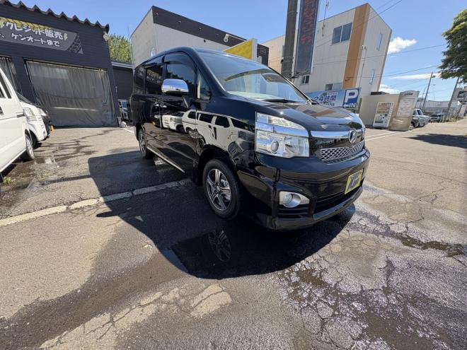 ヴォクシーVOXY 4WD ZS煌Ⅲ州仕入　寒冷地仕様　両パワースライド　ハーフレザーシート　8人乗　８インチフルセグナビ　Bluetooth　バックカメラ　アルミホイル　PUSHスタート　スペアー有　ビルトインETC　スタットレス　エンジンオイル交換　CVTF交換 4WD 2000 5Dr