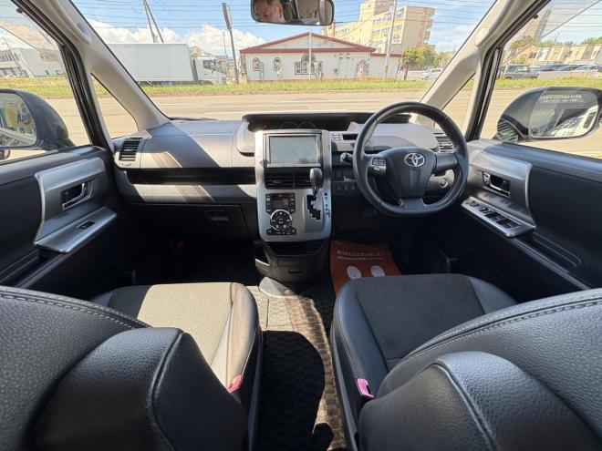 ヴォクシーVOXY 4WD ZS煌Ⅲ州仕入　寒冷地仕様　両パワースライド　ハーフレザーシート　8人乗　８インチフルセグナビ　Bluetooth　バックカメラ　アルミホイル　PUSHスタート　スペアー有　ビルトインETC　スタットレス　エンジンオイル交換　CVTF交換 4WD 2000 5Dr