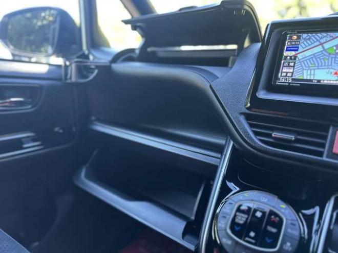 ヴォクシー2.0 ZS 煌III 4WD　ワンオーナー　両側パワースライドドア　純正エンジンスターター　前後ドライブレコーダー　バックカメラ　ETC　地デジナビ　アイドリングストップ　クルーズコントロール　パワステ　パワーウィンドウ 2000