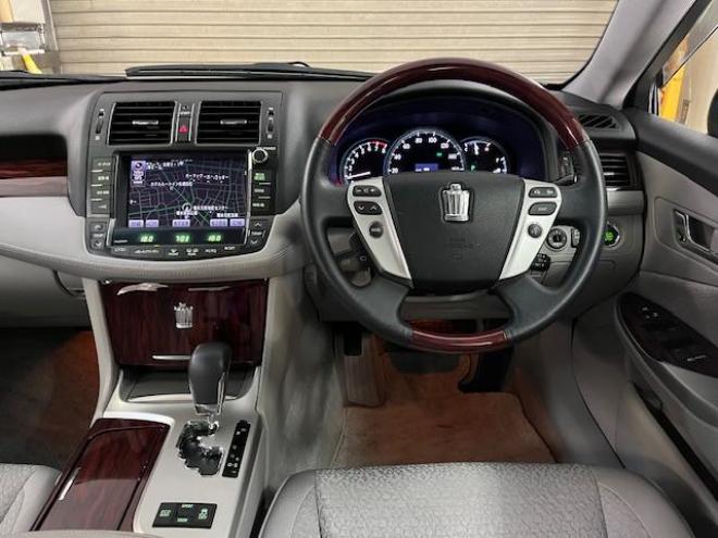 クラウンロイヤルサルーン　ｉ－ＦＯＵＲ　後期型　禁煙車　ＷＡＫＯＳバリアスコーティング済　純正１６インチＡＷ　社外１６ＡＷ＋スタッドレスタイヤ付　純正ＨＤＤナビ（フルセグ地デジ　ＤＶＤ再生　Ｂｌｕｅｔｏｏｔｈオーディオ　ミュージックサーバー）＋バックカメラ　コムテック前後ドライブレコーダー　クルーズコントロール　エンジンスターター　両席パワーシート　ＰＵＳＨスタート　スマートキー　横滑り防止装置　タイミングチェーン車　ＨＩＤ　ＥＴＣ 4WD 3000 5Dr
