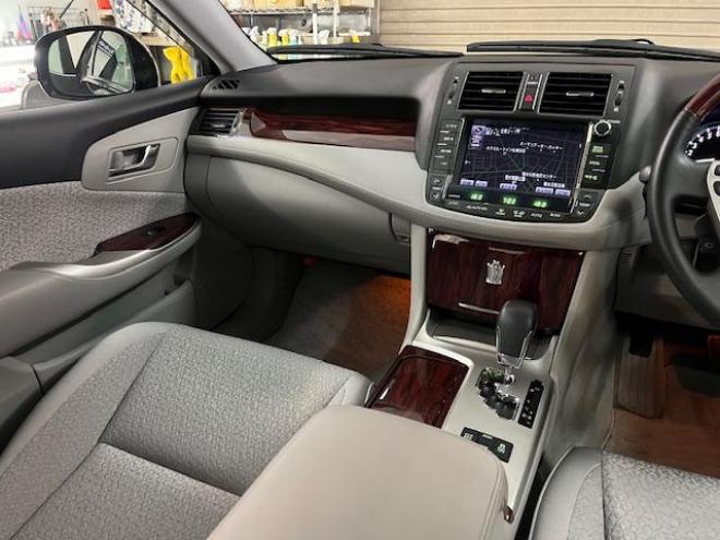 クラウンロイヤルサルーン　ｉ－ＦＯＵＲ　後期型　禁煙車　ＷＡＫＯＳバリアスコーティング済　純正１６インチＡＷ　社外１６ＡＷ＋スタッドレスタイヤ付　純正ＨＤＤナビ（フルセグ地デジ　ＤＶＤ再生　Ｂｌｕｅｔｏｏｔｈオーディオ　ミュージックサーバー）＋バックカメラ　コムテック前後ドライブレコーダー　クルーズコントロール　エンジンスターター　両席パワーシート　ＰＵＳＨスタート　スマートキー　横滑り防止装置　タイミングチェーン車　ＨＩＤ　ＥＴＣ 4WD 3000 5Dr