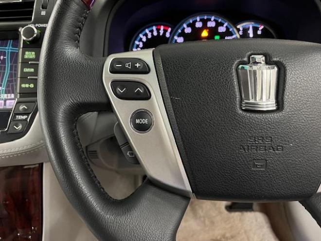 クラウンロイヤルサルーン　ｉ－ＦＯＵＲ　後期型　禁煙車　ＷＡＫＯＳバリアスコーティング済　純正１６インチＡＷ　社外１６ＡＷ＋スタッドレスタイヤ付　純正ＨＤＤナビ（フルセグ地デジ　ＤＶＤ再生　Ｂｌｕｅｔｏｏｔｈオーディオ　ミュージックサーバー）＋バックカメラ　コムテック前後ドライブレコーダー　クルーズコントロール　エンジンスターター　両席パワーシート　ＰＵＳＨスタート　スマートキー　横滑り防止装置　タイミングチェーン車　ＨＩＤ　ＥＴＣ 4WD 3000 5Dr