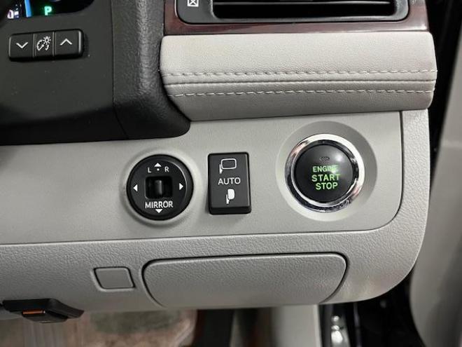 クラウンロイヤルサルーン　ｉ－ＦＯＵＲ　後期型　禁煙車　ＷＡＫＯＳバリアスコーティング済　純正１６インチＡＷ　社外１６ＡＷ＋スタッドレスタイヤ付　純正ＨＤＤナビ（フルセグ地デジ　ＤＶＤ再生　Ｂｌｕｅｔｏｏｔｈオーディオ　ミュージックサーバー）＋バックカメラ　コムテック前後ドライブレコーダー　クルーズコントロール　エンジンスターター　両席パワーシート　ＰＵＳＨスタート　スマートキー　横滑り防止装置　タイミングチェーン車　ＨＩＤ　ＥＴＣ 4WD 3000 5Dr
