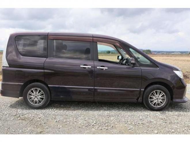 セレナ2.0 ハイウェイスター 4WD　検2年　バックカメラ　クルコン　自社　ローンカノウ 2000
