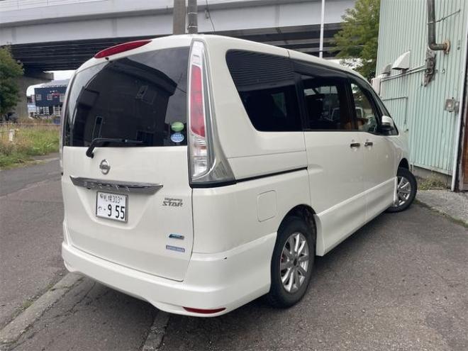 セレナハイウェイスター　４ＷＤ　バックカメラ　ナビ　ＴＶ　オートクルーズコントロール　両側電動スライドドア　スマートキー　電動格納ミラー　後席モニター　３列シート　ＣＶＴ　レンタカーアップ　アルミホイール　盗難防止システム 4WD 2000 5Dr