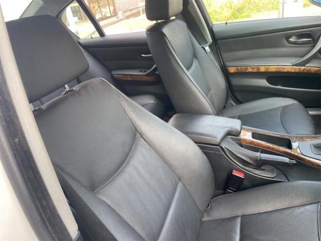 BMW３シリーズ ３２０ｉ　ハイラインパッケージ　ＦＲ車　アルミホイール　オートライト　ＨＩＤ　シートヒーター　ＡＴ　盗難防止システム　ＡＢＳ　ＣＤ　エアコン　パワーステアリング　パワーウィンドウ 2WD 2000 4Dr