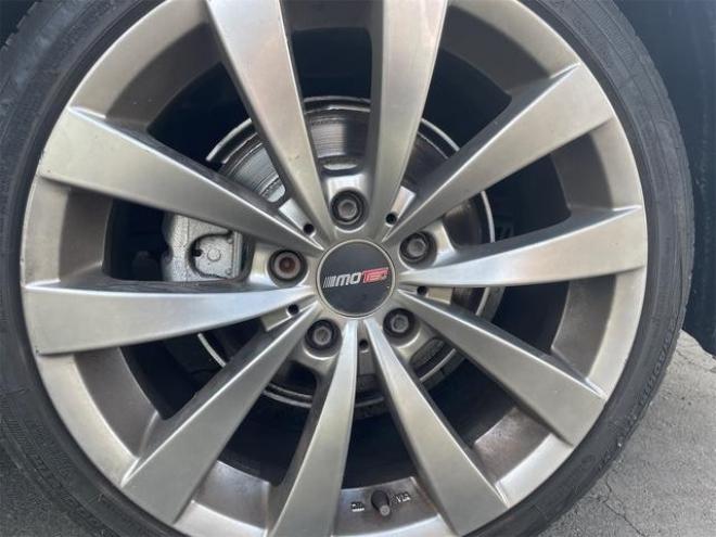 BMW３シリーズ ３２０ｉ　ハイラインパッケージ　ＦＲ車　アルミホイール　オートライト　ＨＩＤ　シートヒーター　ＡＴ　盗難防止システム　ＡＢＳ　ＣＤ　エアコン　パワーステアリング　パワーウィンドウ 2WD 2000 4Dr