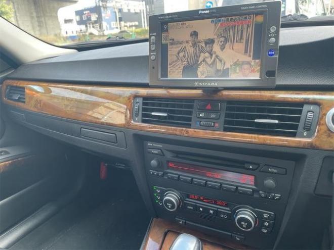 BMW３シリーズ ３２０ｉ　ハイラインパッケージ　ＦＲ車　アルミホイール　オートライト　ＨＩＤ　シートヒーター　ＡＴ　盗難防止システム　ＡＢＳ　ＣＤ　エアコン　パワーステアリング　パワーウィンドウ 2WD 2000 4Dr