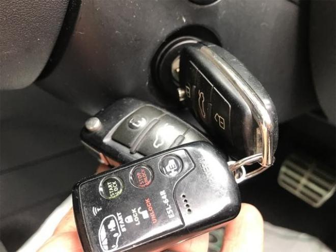 アウディＴＴクーペ ２．０ＴＦＳＩ　クワトロ　４ＷＤ　エンスタ　ＥＴＣ　ＴＶ　ＡＴ　オートライト　ＨＩＤ　キーレスエントリー　アルミホイール　パワーシート　盗難防止システム　ＡＢＳ　ＥＳＣ　ＣＤ　エアコン　パワーステアリング　パワーウィンドウ 4WD 2000 クーペDr