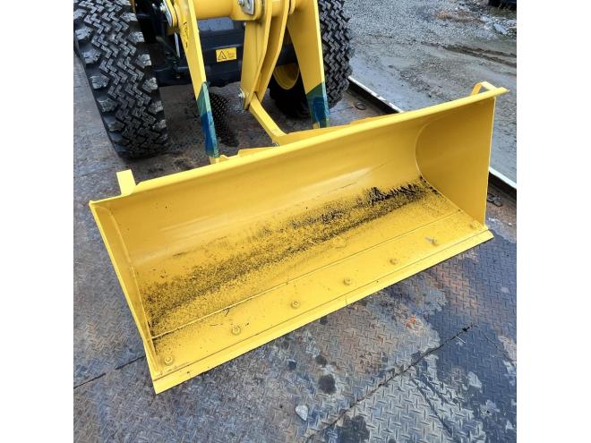ホイールローダ2023年製　KOMATSU WA30-6E0　超低アワー（5.6） 4WD