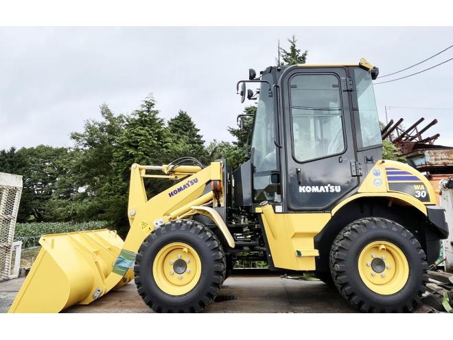 ホイールローダ2023年製　KOMATSU WA30-6E0　超低アワー（5.6） 4WD