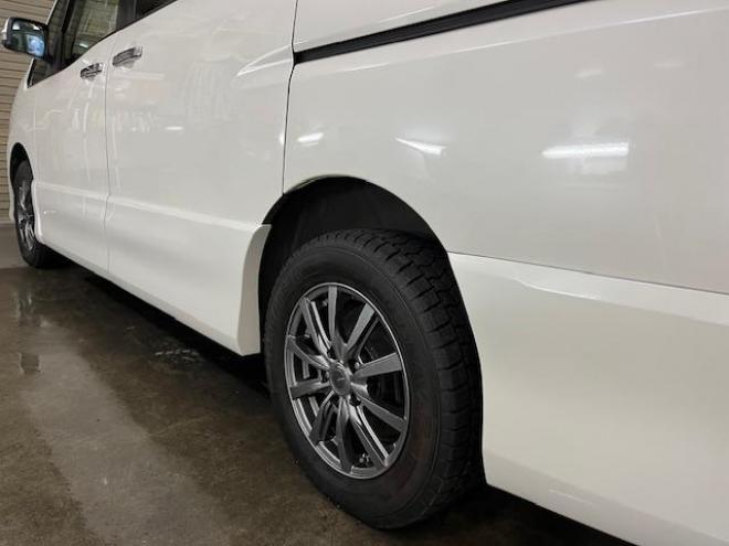 セレナハイウェイスター　Ｖセレクション　本州仕入　寒冷地仕様　禁煙車　ＷＡＫＯＳバリアスコーティング済　純正１６インチＡＷ　社外１５ＡＷ＋スタッドレスタイヤ付　両側パワースライドドア　純正ナビ（フルセグ地デジ　ＤＶＤ再生　Ｂｌｕｅｔｏｏｔｈオーディオ）＋バックカメラ　クルーズコントロール　アイドリングストップ　横滑り防止装置　ＨＩＤ　ＥＴＣ 　タイミングチェーン 4WD 2000 5Dr