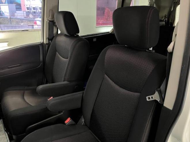 セレナハイウェイスター　Ｖセレクション　本州仕入　寒冷地仕様　禁煙車　ＷＡＫＯＳバリアスコーティング済　純正１６インチＡＷ　社外１５ＡＷ＋スタッドレスタイヤ付　両側パワースライドドア　純正ナビ（フルセグ地デジ　ＤＶＤ再生　Ｂｌｕｅｔｏｏｔｈオーディオ）＋バックカメラ　クルーズコントロール　アイドリングストップ　横滑り防止装置　ＨＩＤ　ＥＴＣ 　タイミングチェーン 4WD 2000 5Dr