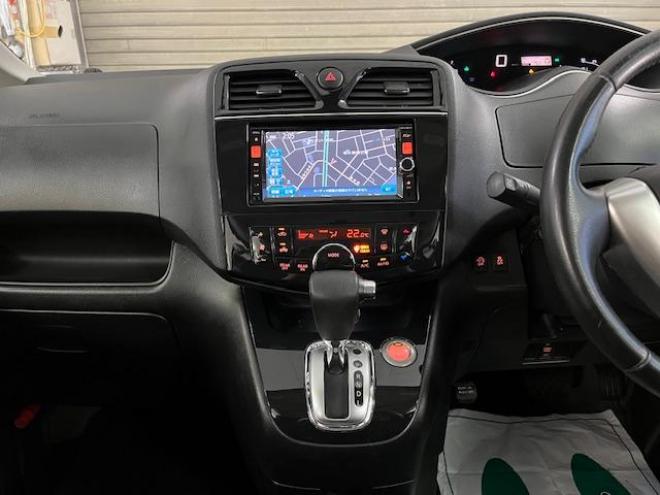 セレナハイウェイスター　Ｖセレクション　本州仕入　寒冷地仕様　禁煙車　ＷＡＫＯＳバリアスコーティング済　純正１６インチＡＷ　社外１５ＡＷ＋スタッドレスタイヤ付　両側パワースライドドア　純正ナビ（フルセグ地デジ　ＤＶＤ再生　Ｂｌｕｅｔｏｏｔｈオーディオ）＋バックカメラ　クルーズコントロール　アイドリングストップ　横滑り防止装置　ＨＩＤ　ＥＴＣ 　タイミングチェーン 4WD 2000 5Dr